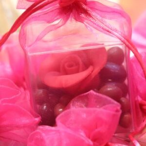 Petite boîte d'assortiments de chocolats garnis d'une rose en amande